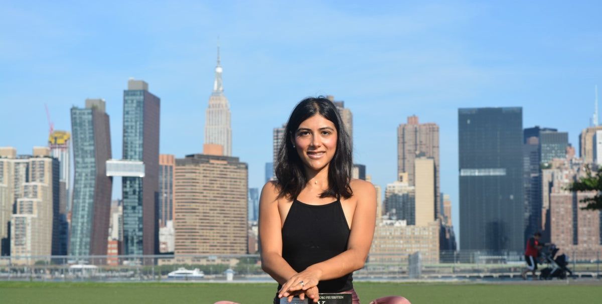 Carola Guzman guiando una práctica de meditación