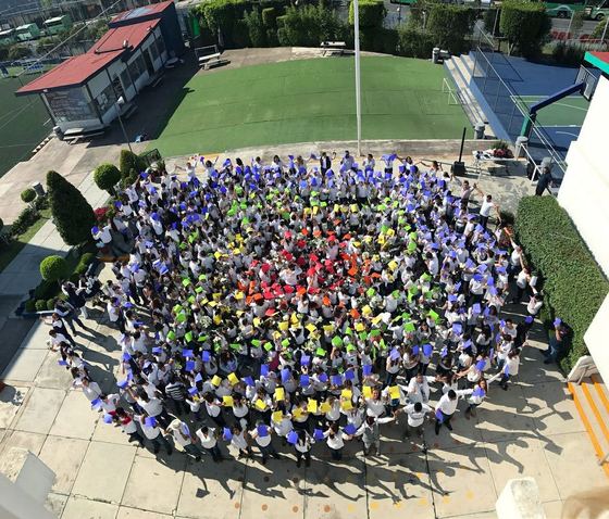 A cargo de la Operación del Gran Mandala de la escuela Eugenio de Mazenod. "The Grand Mandala" Leading the event for high school.