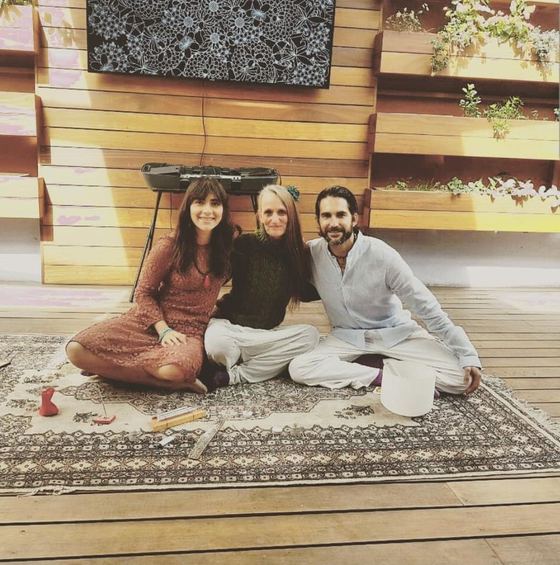 Guiando meditación junto con Maya Rose y Eammon Kneeland. Guiding a meditation with a extraordinary singer Maya Rose .